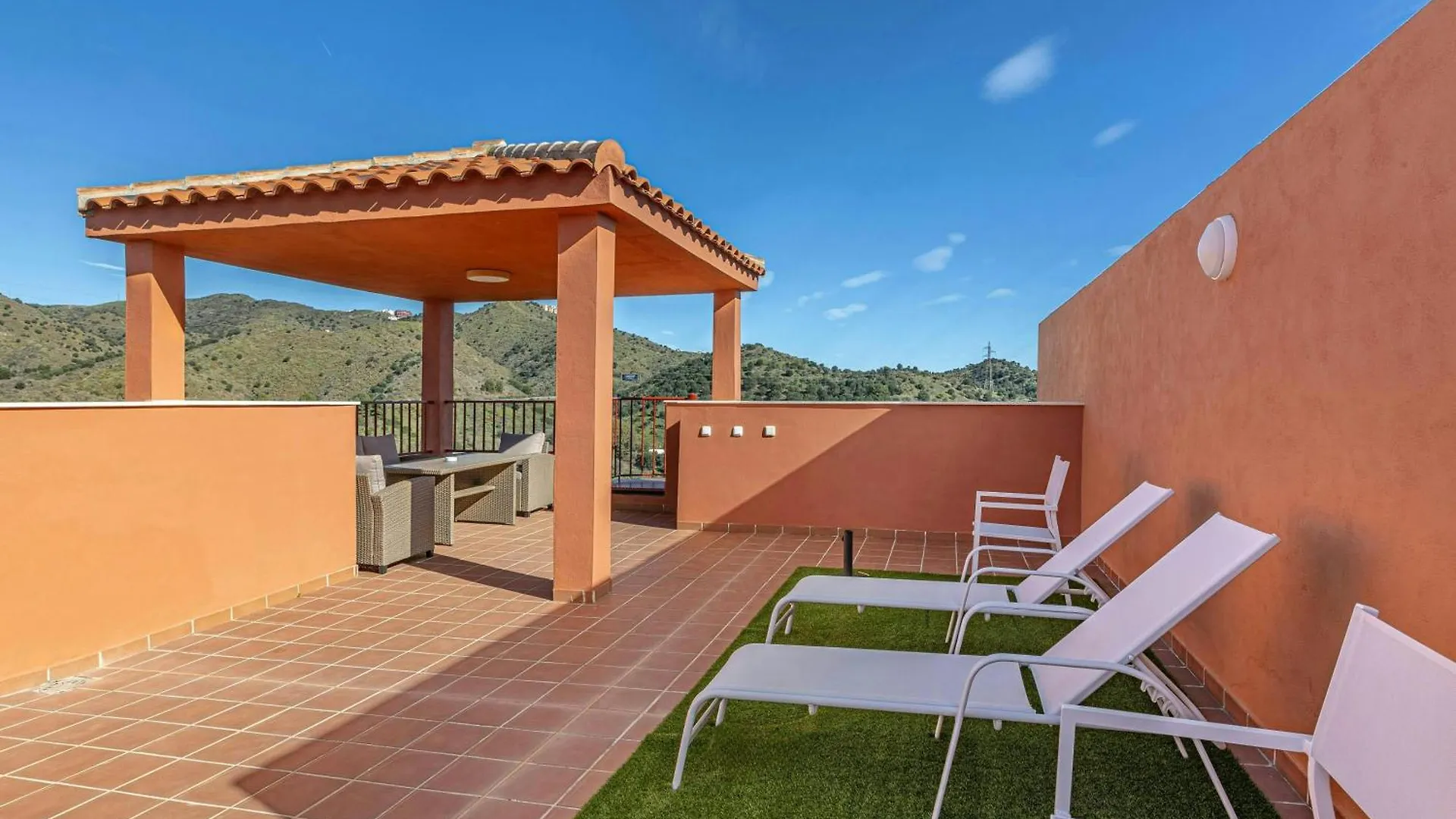 Piso De Ensueno En La Reserva De Marbella 0*,